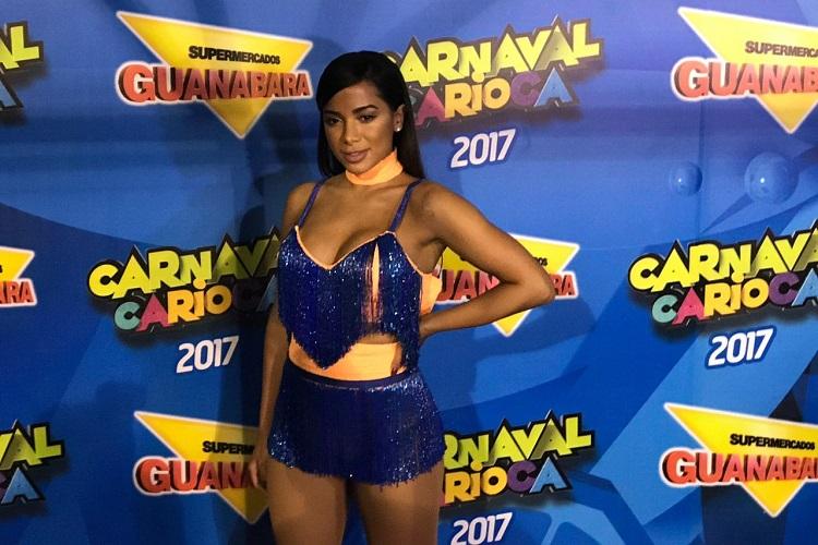Anitta aproveitou o Carnaval nesta segunda-feira (27.02) no Rio de Janeiro. A cantora chegou à Sapucaí e falou sobre a polêmica que se envolveu esta semana