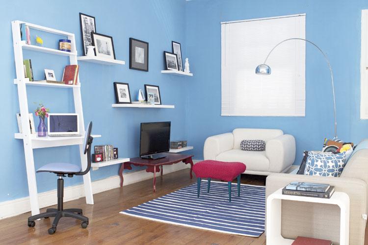 Quer decorar o primeiro apartamento usando a criatividade e gastando pouco? O uso de cores, almofadas e móveis reaproveitados pode ser uma boa opção.