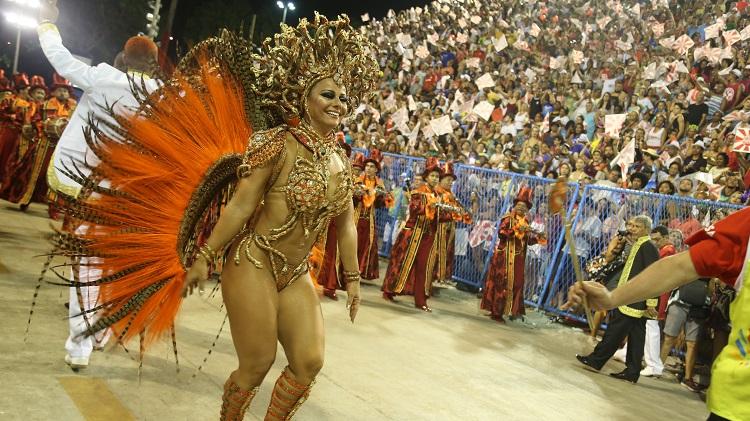 Viviane Araújo comemorou 10 anos na Salgueiro; Enzo Celulari representou os pais na Beija-Flor e acidente da Paraíso de Tuiuti também marcaram o segundo dia de desfiles do Rio