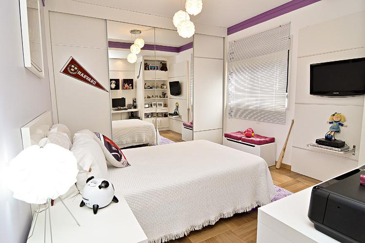 Inspire-se neste quarto de uma adolescente com ideias personalizadas, detalhes charmosos e muito espaço para guardar as roupas!