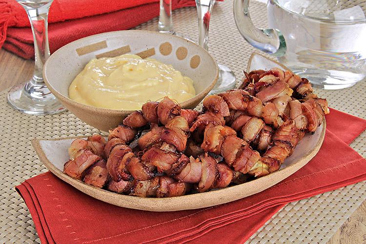 Aprenda a fazer uma deliciosa porção de anéis de cebola com bacon e acompanhado com molho de mostarda! Clique e confira as receitas!