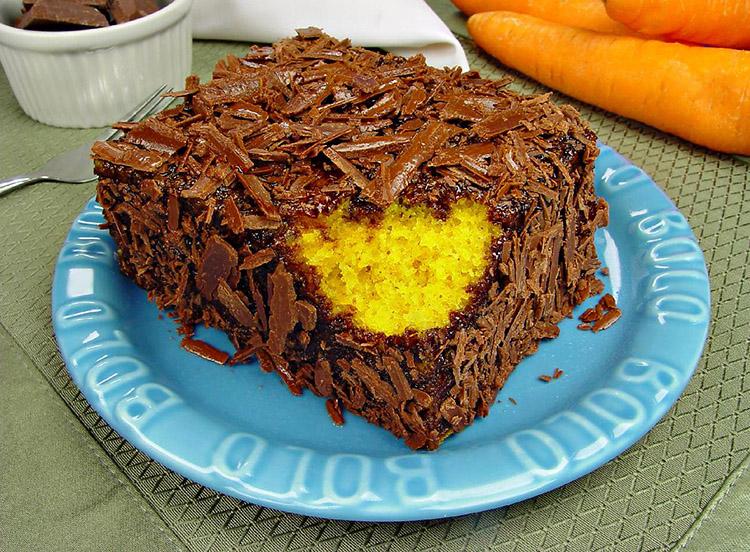 Que tal um bolo de cenoura com raspas de chocolate para comer no café da tarde? Veja como fazer e sirva para sua família!