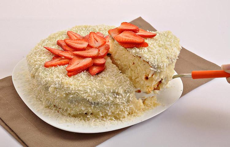 Nos dias de calor, que tal um bolo de cocada com morango geladinho para completar sua refeição? Aprenda a fazer e experimente!