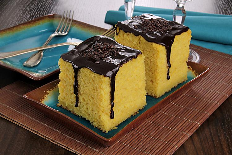 Aprenda agora mesmo esta receita de bolo de milho com chocolate, que é muito fácil e prático de fazer e fica uma delícia para o café da tarde!