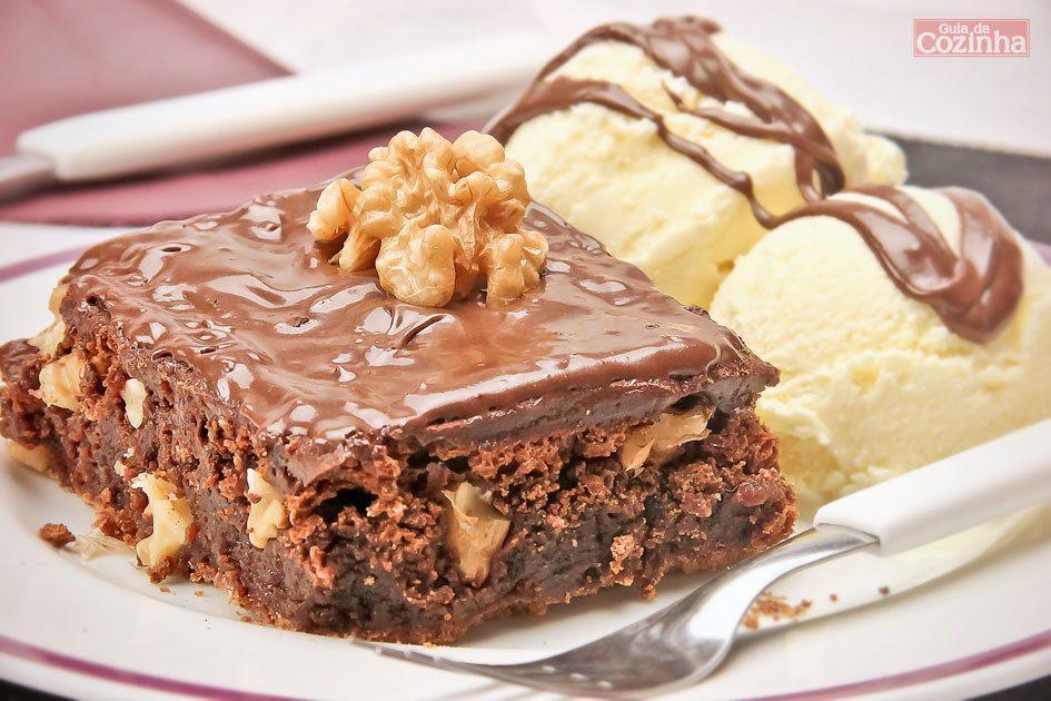Aprenda a preparar esse brownie de Nutella® com nozes. Com certeza, uma sobremesa que vai deixar todos com água na boca! Veja os ingredientes: