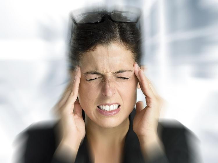 Dores de cabeça afetam mais de 70% dos brasileiros. Enxaqueca é a mais temida 