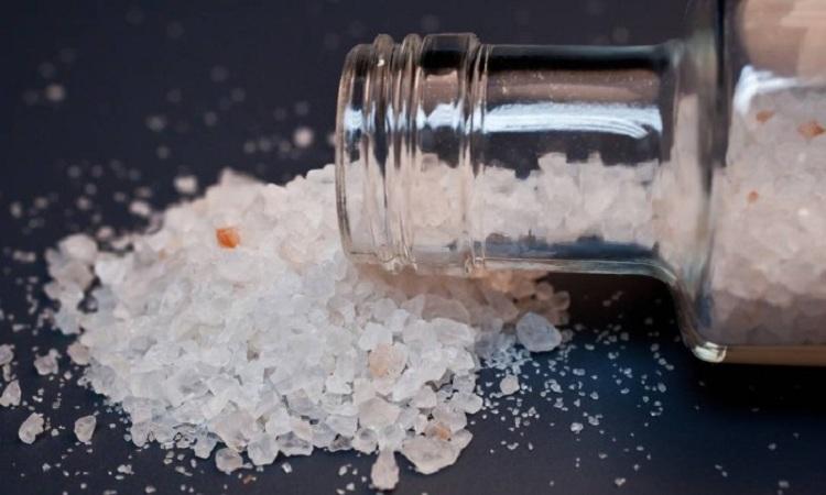 Originária da China, a flakka é uma droga recente no mercado. Ela pode ser inalada, injetada ou ingerida, mas normalmente os usuários a fumam em cristais.