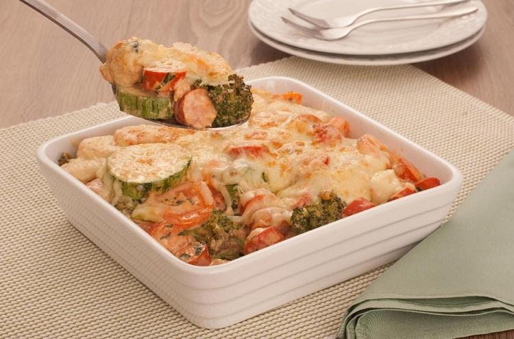 Aprenda a receita de um gratinado rápido de salsicha e legumes, ideal para quem, mesmo com a correria do a dia a dia, não dispensa refeições saborosas.