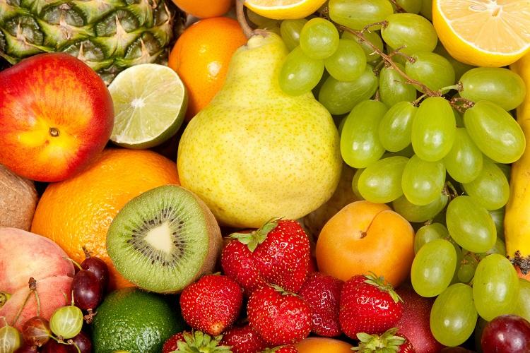 Monte um kit de frutas para te acompanhar durante o dia! Sua saúde será turbinada pela grande quantidade de nutrientes e benefícios que elas trazem!