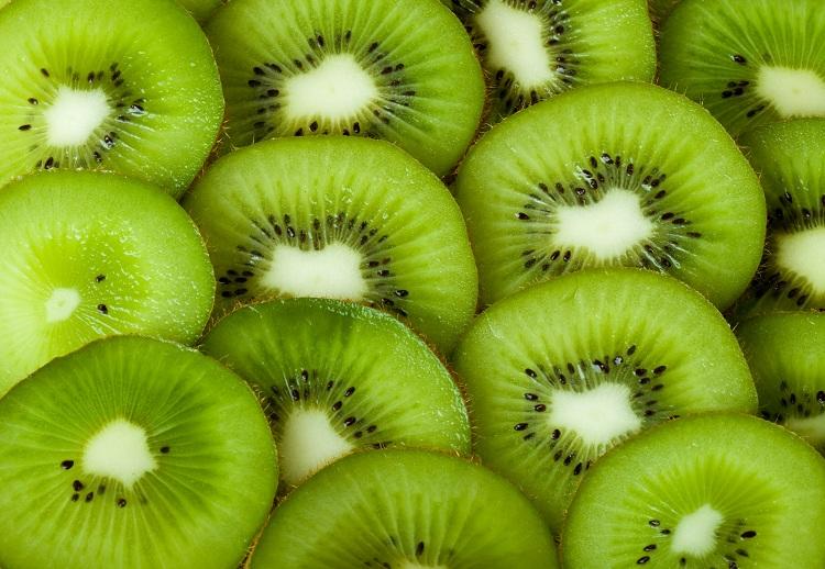 O kiwi é uma fruta saborosa e com inúmeras propriedades que fazem bem à saúde! Confira algumas de suas qualidades benéficas!