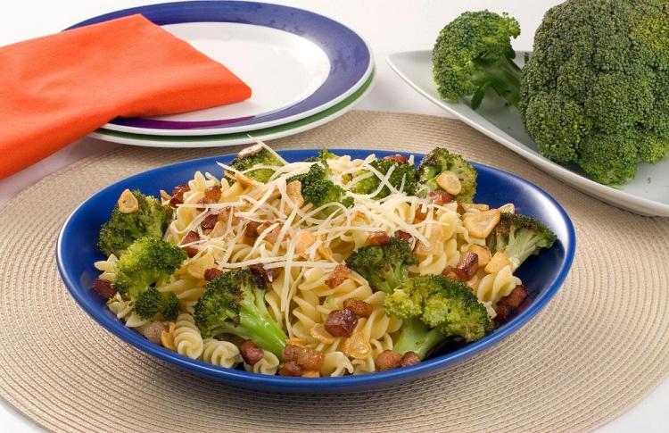 Prepare uma receita rápida, fácil e cheia de sabor! Esse macarrão parafuso com brócolis e bacon é uma excelente opção para comer bem com praticidade!