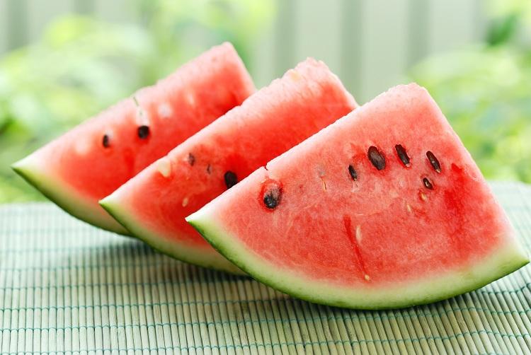 Repleta de água e potássio, a melancia ajuda a hidratar o corpo, previne câncer e equilibra a pressão arterial! Descubra mais benefícios!