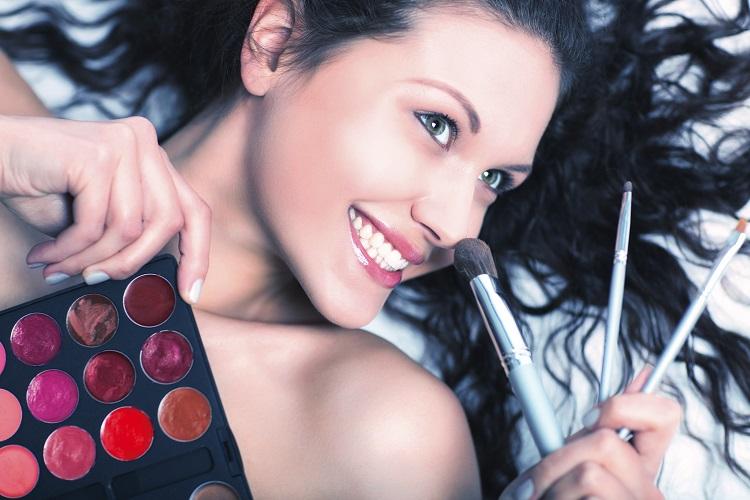 Confira aqui alguns truques de maquiagem muito fáceis, rápidos de fazer e que realçam ainda mais sua beleza para o mundo!
