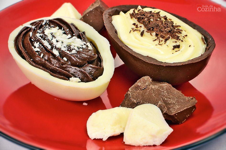 Confira agora mesmo esta receita de ovo de páscoa duo chocolate com mousse de chocolate meio amargo e branco, que fica incrível!