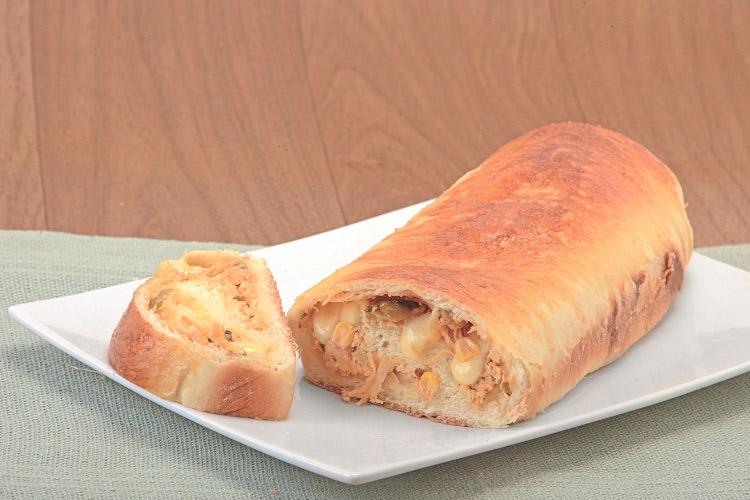 Aprenda agora mesmo esta receita de pão enrolado de frango e queijo, que além de ficar uma delícia, é muito fácil e rápido de fazer!