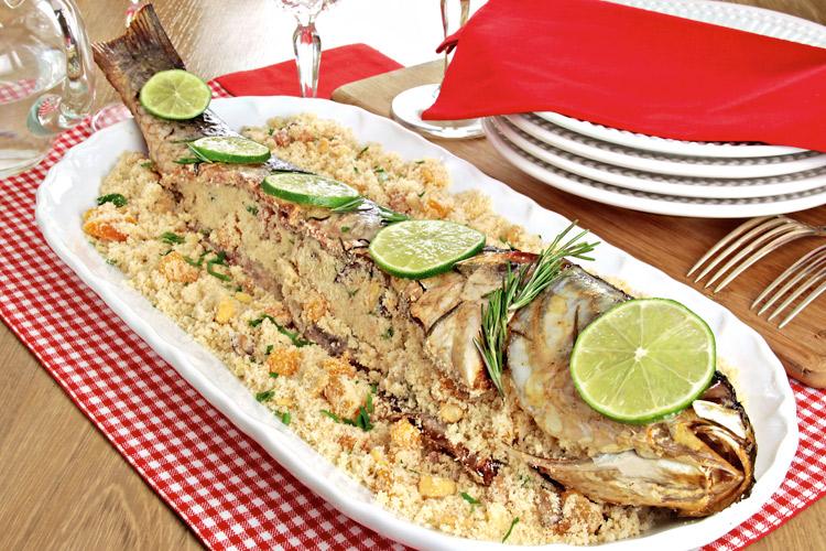 Que tal uma receita incrível de peixe para o almoço de domingo? Confira e faça este Peixe assado com farofa de castanha para a família!