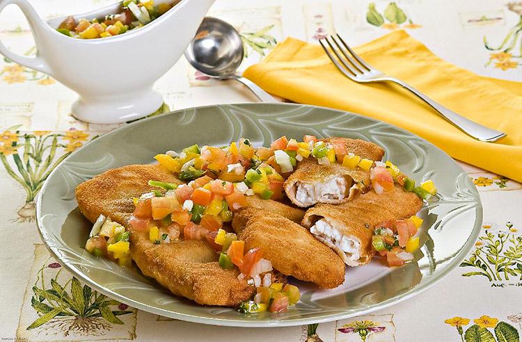 Na hora de preparar o almoço, que tal fazer um peixe saboroso? Veja a receita do peixe empanado com molho vinagrete e faça para toda sua família!