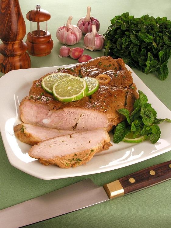 O pernil de porco com alho e hortelã tem um sabor único que vai deixar qualquer refeição muito mais gostosa! Veja como fazer e sirva para a família!