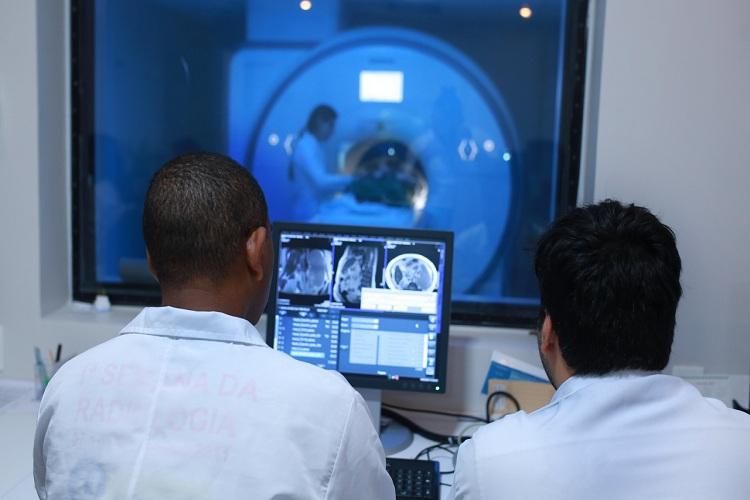 A ressonância magnética é a principal ferramenta paraclínica para o diagnóstico da esclerose múltipla, permitindo o monitoramento da doença