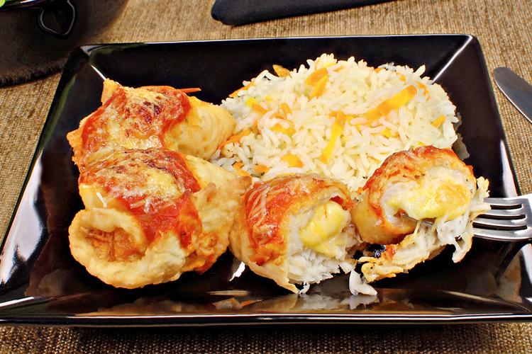 Receita de Rolê de peixes aos 4 queijos: mussarela, Catupiry®, queijo prato e parmesão. É ainda regado por um molho de tomate incrível!