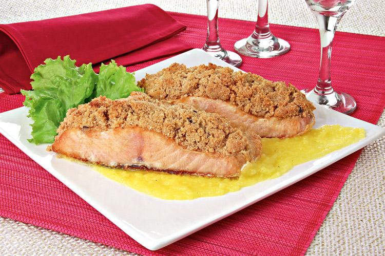 Clique e confira agora mesmo esta receita especial de salmão com crosta crocante ao molho de maracujá!! Fica uma delícia!!