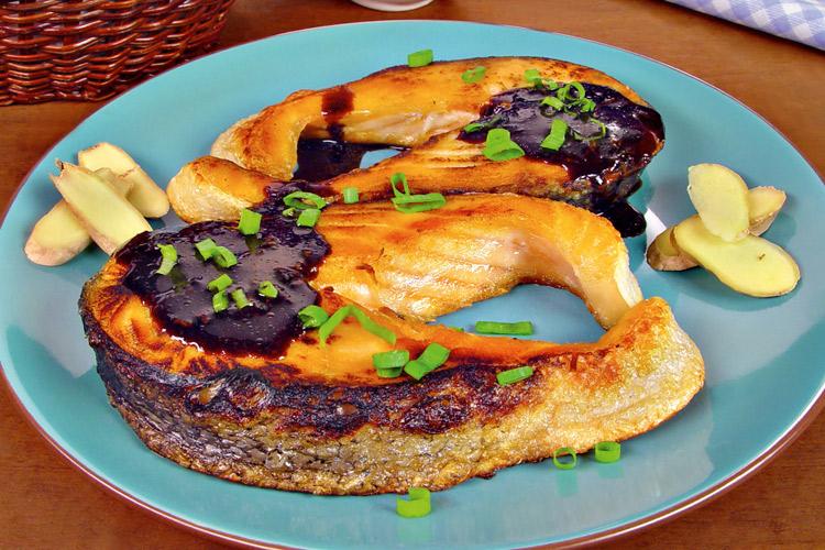 Esta receita de salmão grelhado ao molho shoyu é uma opção excelente para o almoço de domingo com a família! Todos vão adorar!