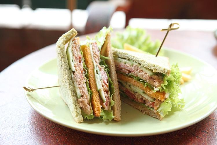 Confira as receitas de 5 sanduíches saudáveis, leves e saborosos para resistir aos perigos do tentador fast-food e variar na alimentação do dia a dia!