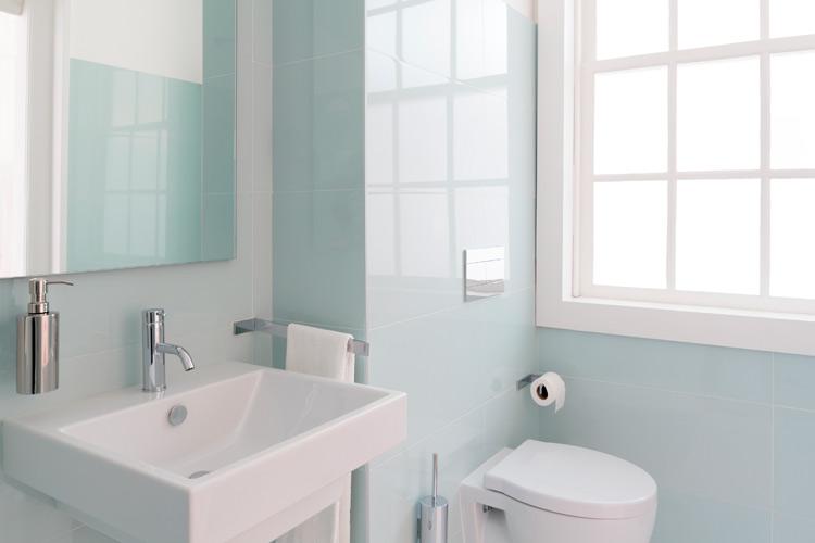 Confira as 10 dicas da arquiteta Leila Dionizios sobre como organizar seu banheiro pequeno para que ele fique mais espaçoso!