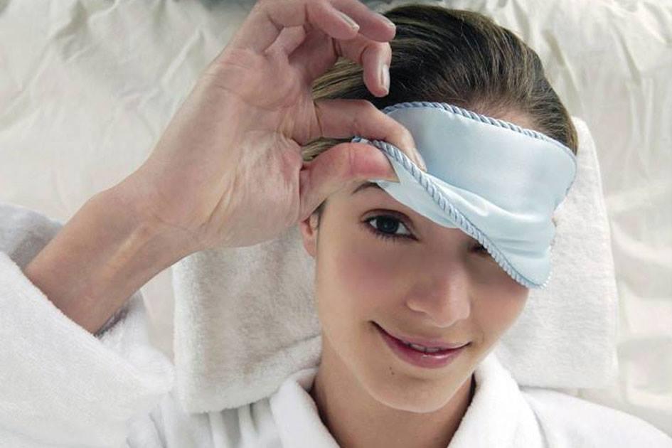 Usar soro fisiológico na pele do rosto contribui para os cuidados e manutenção, sendo um truque de beleza eficaz. A estiticista explica tudo para você!