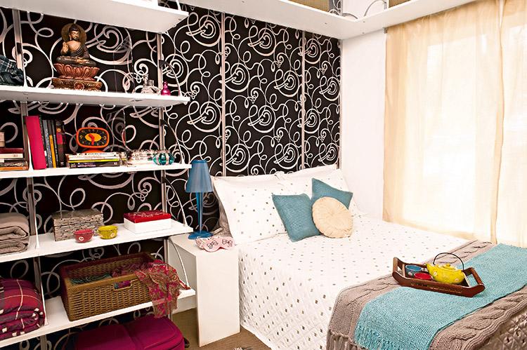 Por todos os lados: armários e prateleiras ajudam a deixar o quarto mais funcional! 