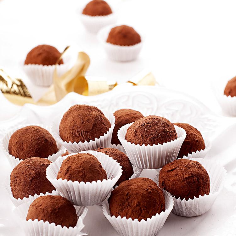 O cacau, usado como matéria-prima para fazer o chocolate, apresenta benefícios à saúde, pois tem estimulantes que contribuem com a atividade cerebral