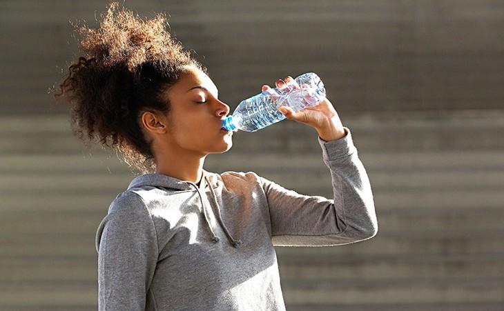 Além de ser vital para o corpo, a água pode ajudar você a acabar com o inchaço 