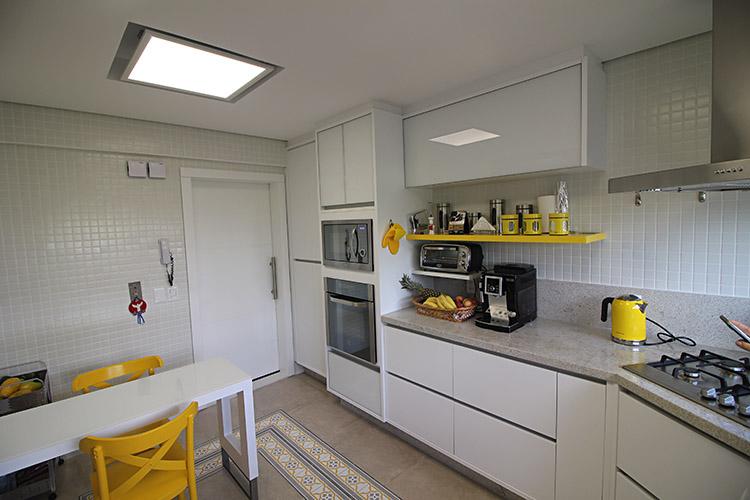 Cozinhas pequenas: aumente o espaço com planejamento 