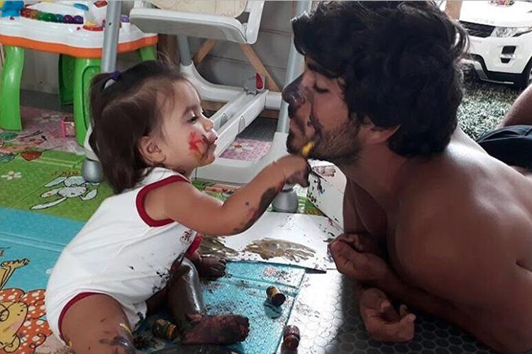 Hugo Moura parece estar fazendo o papel de pai muito bem. O ator e marido de Deborah Secco apareceu no Instagram se divertindo com a filhota e muita tinta!