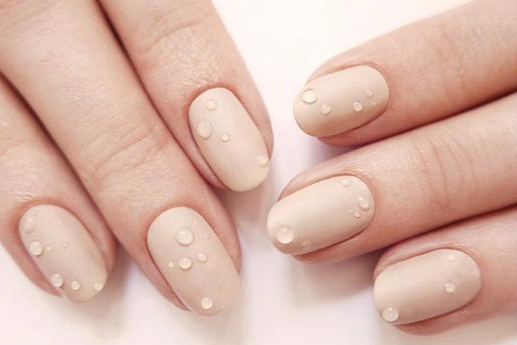 Confira a nova tendência em nail arts, as unhas com efeito molhado são feitas com uma técnica que recria gotas de água nas pontas dos dedos.