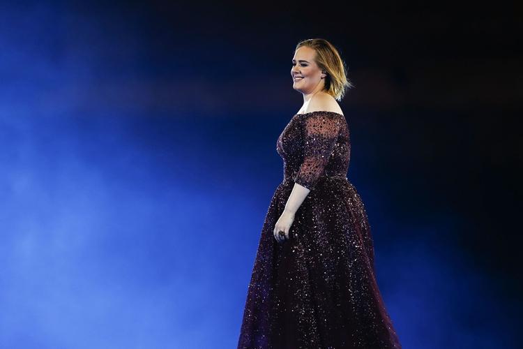 Adele pausa show por causa de fã que teve parada cardíaca 