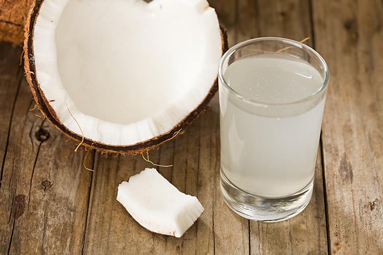 Conheça os benefícios da água de coco para sua saúde! 