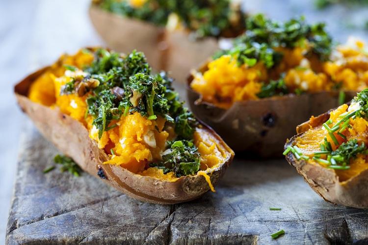 Para obter o melhor dos nutrientes da batata-doce é possível combiná-la com certos grupos de ingredientes! Confira 4 alimentos que combinam com batata-doce!