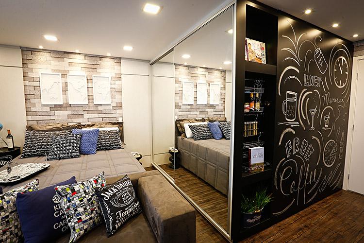 O apartamento de apenas 32m² com decoração minimalista é integrado, o que facilita o melhor aproveitamento de todos os espaços