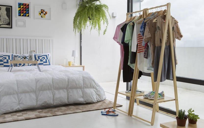 7 inspirações para organizar e otimizar o quarto com arara de roupas 