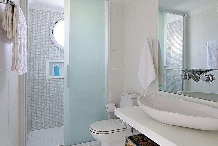 Banheiro pequeno: nichos e prateleiras ajudam a otimizar o espaço! 