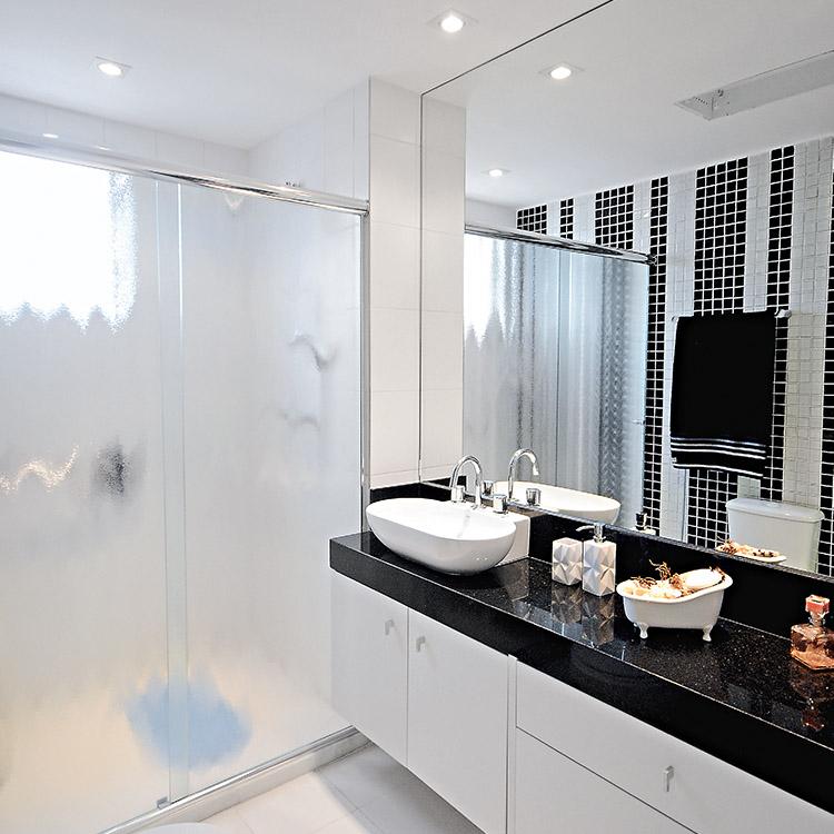 Com alguns truques, é possível deixar o banheiro pequeno bem decorado e funcional, mesmo com medidas apertadas. Confira nossas ideias!