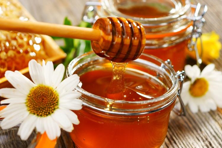 Os benefícios do mel são muitos, justamente por ele apresentar vitamina C, cálcio, ferro, fósforo e potássio em sua composição, sendo um aliado da saúde.