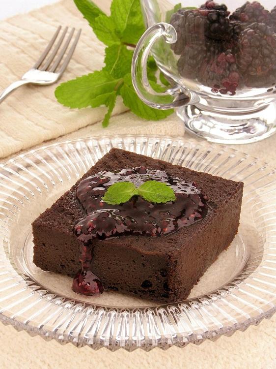 Quer preparar um bolo para deixar todos encantados? Faça este bolo de chocolate com calda de framboesa! Uma delícia para agradar qualquer paladar! Veja: