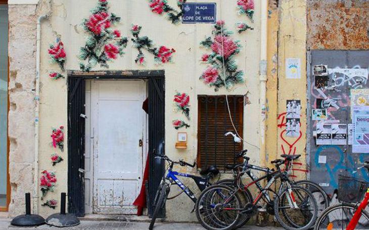 Artista usa bordados gigantes para decorar as ruas da Europa. Veja fotos! 
