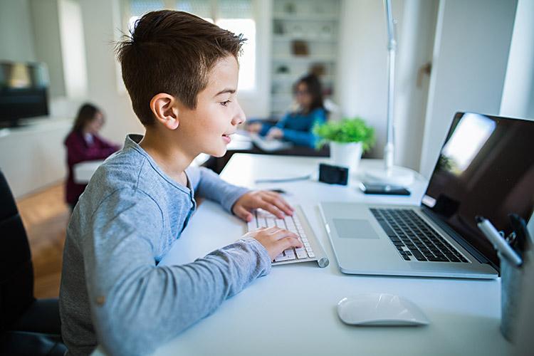 Algumas pesquisas vem sendo feitas no Estados Unidos para entender como os dispositivos digitais prejudicam as crianças. Confira o que elas dizem!