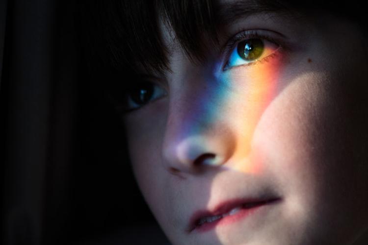 Filho autista: mãe fotografa universo paralelo e emociona o mundo 