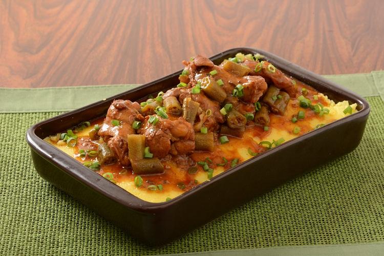 Aprenda esta receita de Frango com quiabo e polenta, que além de deliciosa, é muito prática e é a opção perfeita para o almoço do fim de semana!