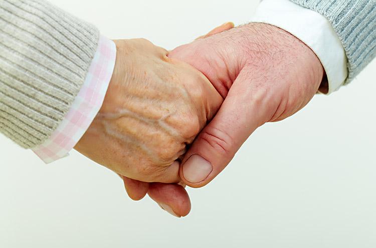 Higiene dos idosos com Alzheimer: dicas para acertar nos cuidados! 