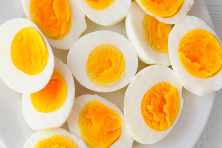 Ovo faz bem? Aumenta o colesterol? Ajuda a emagrecer? Conversamos com um especialista em emagrecimento para acabar com todas as suas dúvidas sobre o ovo já!